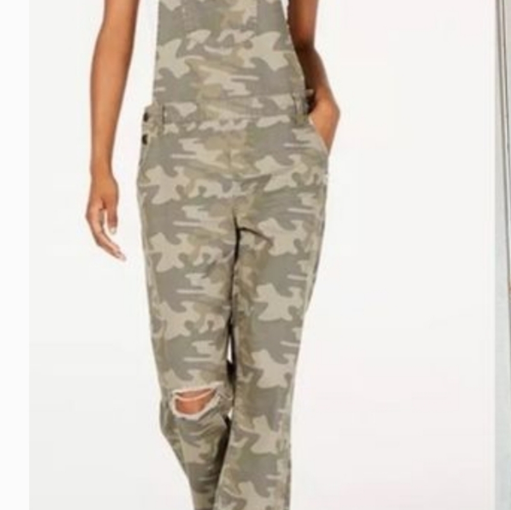 Vanilla Star's camouflage overalls